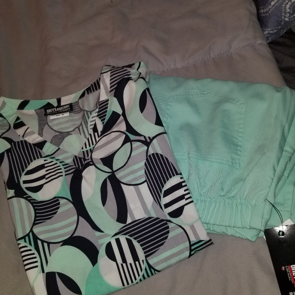 Grey's anatomy scrub set. Size medium. Tags still attached. Never worn.
